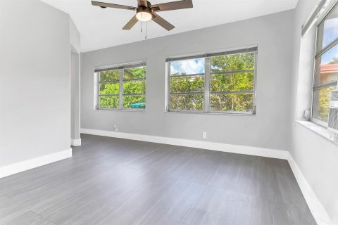 House in Tamarac, Florida 2 bedrooms, 92.9 sq.m. № 2084082 - photo 11