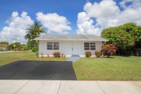 House in Tamarac, Florida 2 bedrooms, 92.9 sq.m. № 2084082