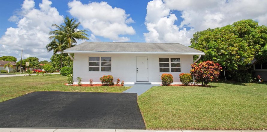 House in Tamarac, Florida 2 bedrooms, 92.9 sq.m. № 2084082