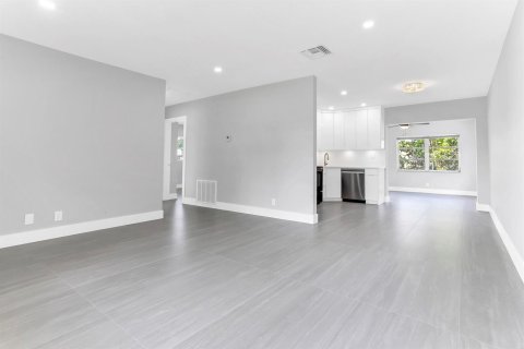 House in Tamarac, Florida 2 bedrooms, 92.9 sq.m. № 2084082 - photo 5