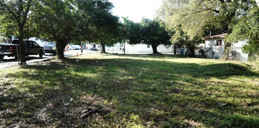 Land in Miami, Florida № 1990113