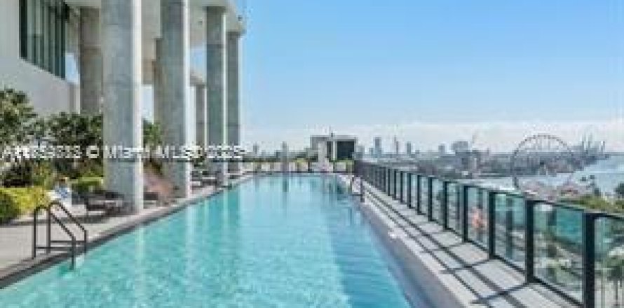 Condominio en Miami, Florida, 2 dormitorios  № 2013644