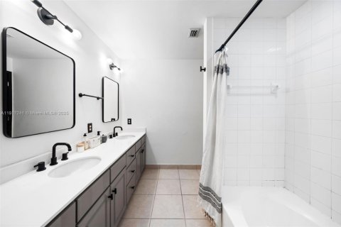 Condominio en venta en Miami, Florida, 2 dormitorios, 119.66 m2 № 1973151 - foto 15