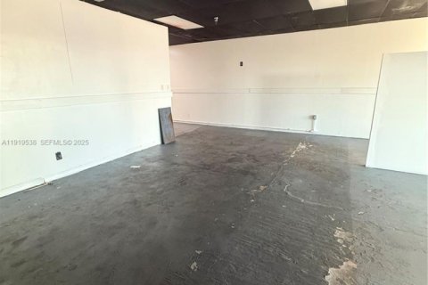 Commercial property in Pembroke Pines, Florida № 2158562 - photo 3