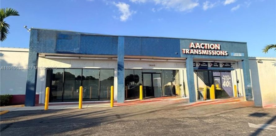 Commercial property in Pembroke Pines, Florida № 2158562
