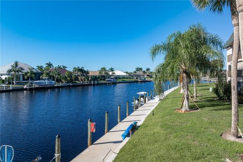 Copropriété à vendre à Punta Gorda, Floride: 2 chambres, 129.88 m2 № 2416992 - photo 4