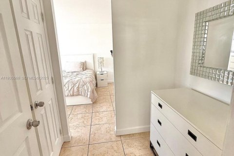 Condominio en alquiler en Miami Beach, Florida, 2 dormitorios, 87.33 m2 № 1993592 - foto 4
