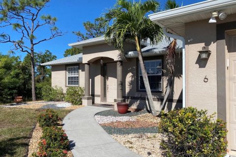 House in Placida, Florida 3 bedrooms, 187.66 sq.m. № 852456 - photo 2