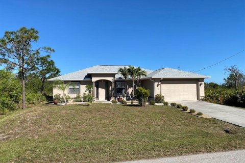 House in Placida, Florida 3 bedrooms, 187.66 sq.m. № 852456 - photo 1