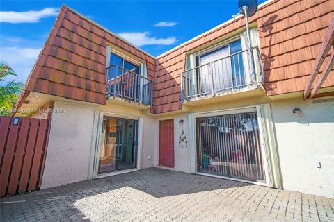 Townhouse in Davie, Florida 3 bedrooms, 153.66 sq.m. № 2029956