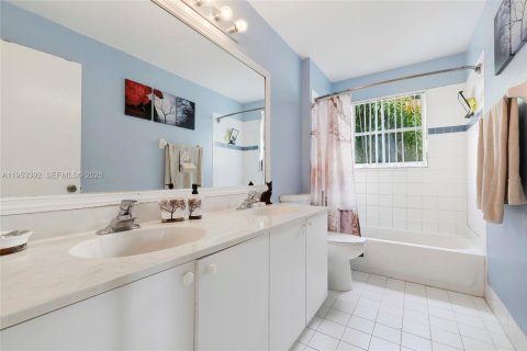 House in Miramar, Florida 5 bedrooms, 244.98 sq.m. № 2007776 - photo 19