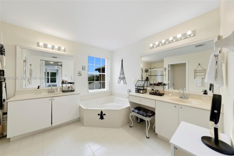 House in Miramar, Florida 5 bedrooms, 244.98 sq.m. № 2007776 - photo 15