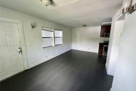 Condo in Dania Beach, Florida, 1 bedroom  № 2021145 - photo 5