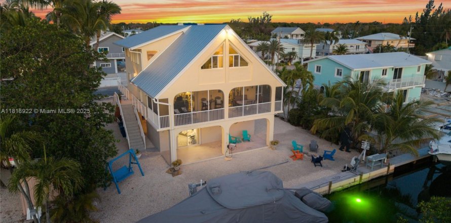 House in Key Largo, Florida 3 bedrooms, 221.11 sq.m. № 1776282