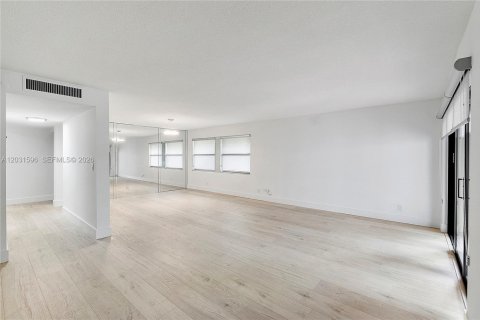 Touwnhouse à louer à Weston, Floride: 3 chambres, 181.16 m2 № 2078590 - photo 4