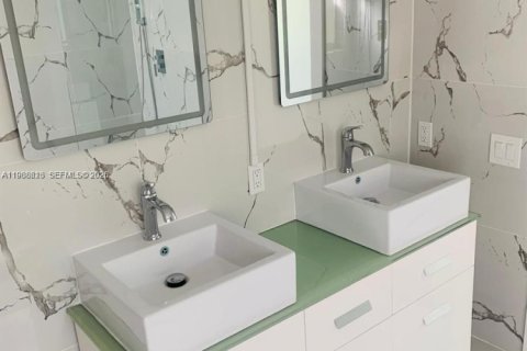 House in Plantation, Florida 4 bedrooms, 181.72 sq.m. № 2050713 - photo 6