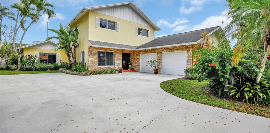 House in Plantation, Florida 5 bedrooms, 224.27 sq.m. № 1632873
