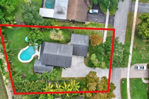 House in Plantation, Florida 5 bedrooms, 224.27 sq.m. № 1632873 - photo 4
