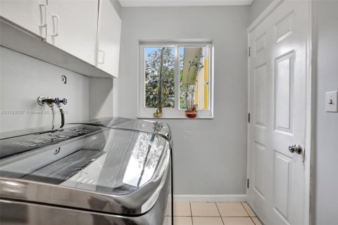House in Plantation, Florida 5 bedrooms, 224.27 sq.m. № 1632873 - photo 23