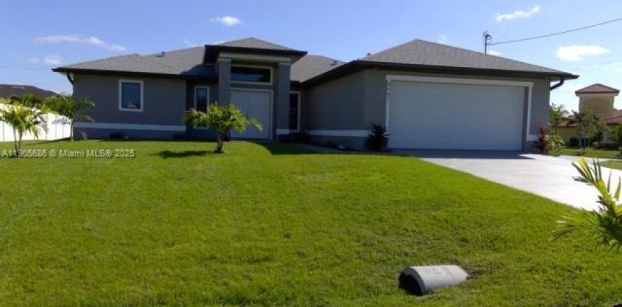 House in Cape Coral, Florida 3 bedrooms, 155.8 sq.m. № 1956380