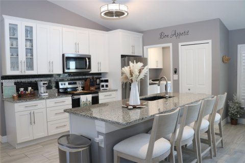 House in Cape Coral, Florida 3 bedrooms, 155.8 sq.m. № 1956380 - photo 5