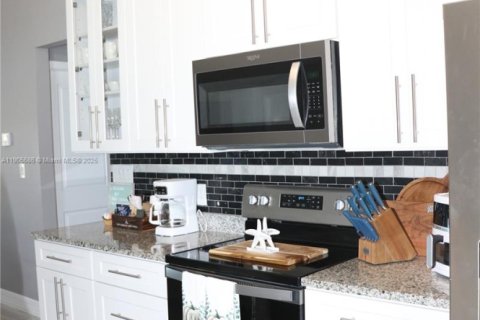 House in Cape Coral, Florida 3 bedrooms, 155.8 sq.m. № 1956380 - photo 7