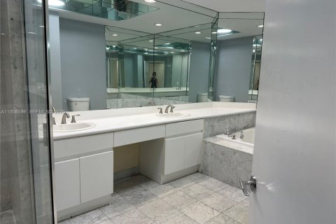 Condo in Sunny Isles Beach, Florida, 2 bedrooms  № 1967911 - photo 11