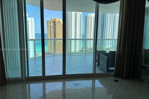 Condominio en venta en Sunny Isles Beach, Florida, 2 dormitorios, 142.14 m2 № 1967911 - foto 3