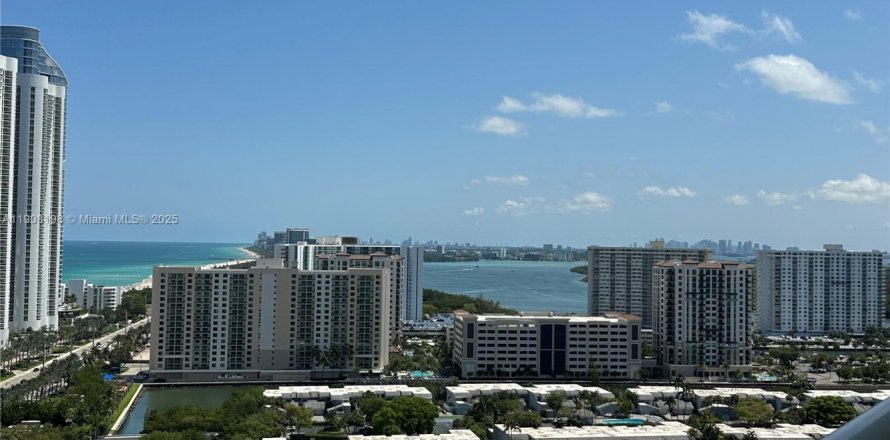 Condominio en Sunny Isles Beach, Florida, 2 dormitorios  № 1967911