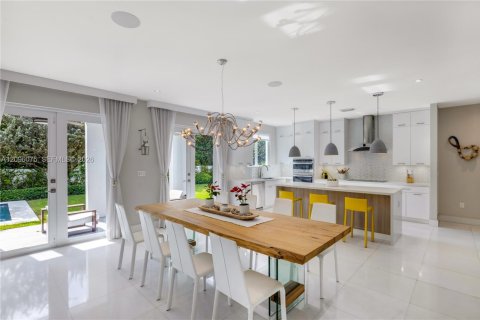 Villa ou maison à vendre à South Miami, Floride: 5 chambres, 346.15 m2 № 2387990 - photo 22