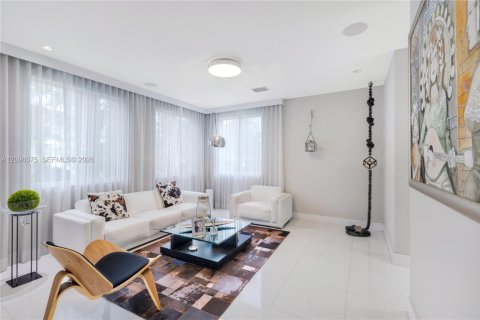 Villa ou maison à vendre à South Miami, Floride: 5 chambres, 346.15 m2 № 2387990 - photo 4