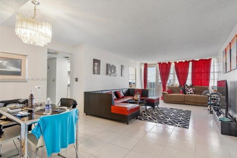 Condominio en venta en Sunny Isles Beach, Florida, 2 dormitorios, 118.45 m2 № 1864782 - foto 13