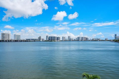 Condominio en venta en Sunny Isles Beach, Florida, 2 dormitorios, 118.45 m2 № 1864782 - foto 2