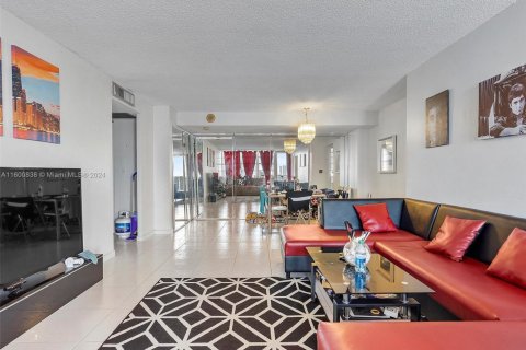 Condominio en venta en Sunny Isles Beach, Florida, 2 dormitorios, 118.45 m2 № 1864782 - foto 11
