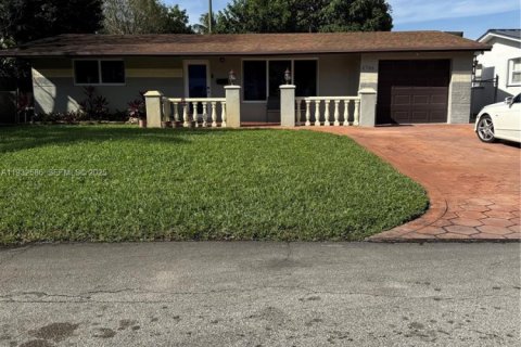 Снять в аренду виллу или дом в Мирамар, Флорида 3 спальни, 139.45м2, № 2034823 - фото 2