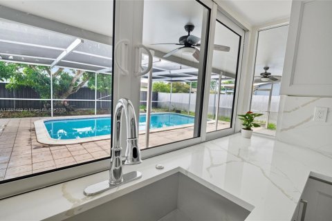 Villa ou maison à vendre à Sunrise, Floride: 4 chambres, 164.25 m2 № 1931676 - photo 13