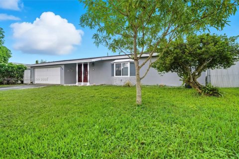 Villa ou maison à vendre à Sunrise, Floride: 4 chambres, 164.25 m2 № 1931676 - photo 2