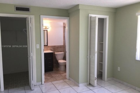 Condo in Miami Beach, Florida, 2 bedrooms  № 2052906 - photo 5