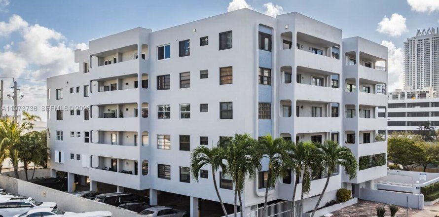 Condo in Miami Beach, Florida, 2 bedrooms  № 2052906