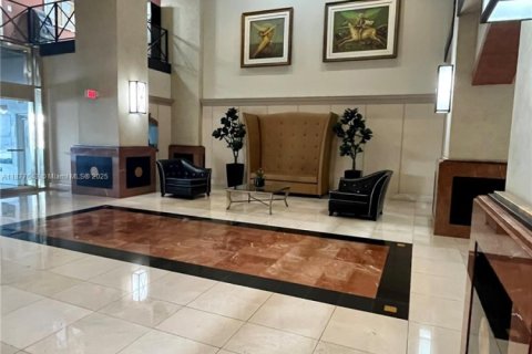 Condo in Miami, Florida, 1 bedroom  № 1921370 - photo 25