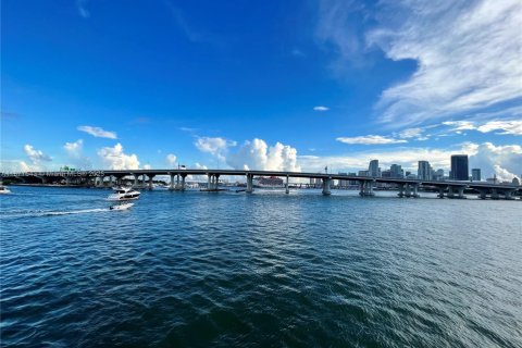 Condo in Miami, Florida, 1 bedroom  № 1921370 - photo 2