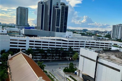 Condo in Miami, Florida, 1 bedroom  № 1921370 - photo 18