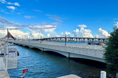 Condo in Miami, Florida, 1 bedroom  № 1921370 - photo 1