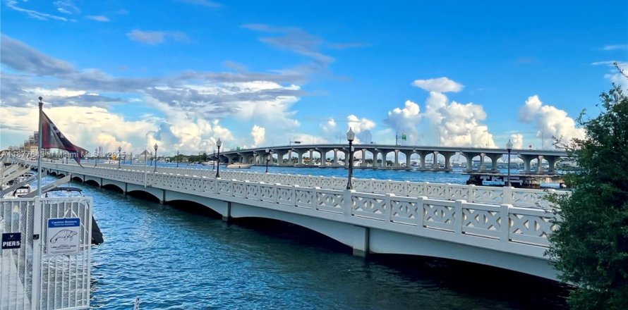 Condo in Miami, Florida, 1 bedroom № 1921370