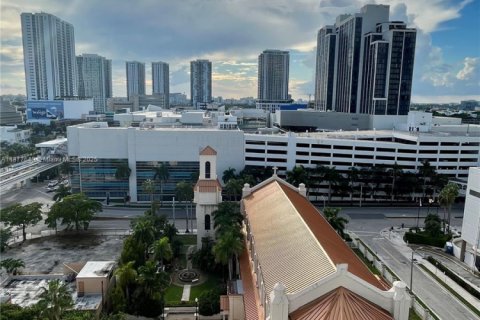 Condo in Miami, Florida, 1 bedroom  № 1921370 - photo 8