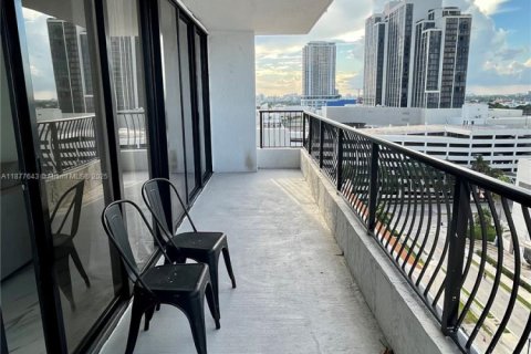 Condo in Miami, Florida, 1 bedroom  № 1921370 - photo 22