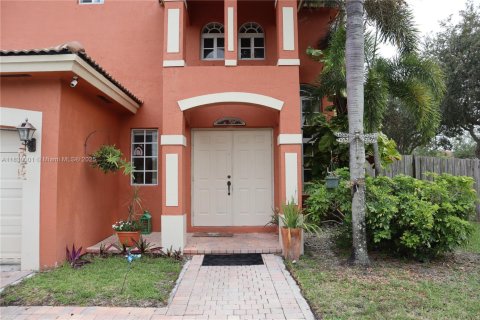 House in Homestead, Florida 3 bedrooms, 178.28 sq.m. № 1809833 - photo 2