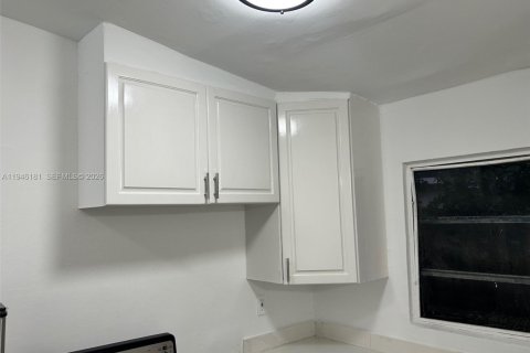 House in Miami, Florida 2 bedrooms, 42.74 sq.m. № 2002650 - photo 14