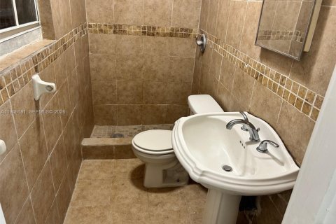 House in Miami, Florida 2 bedrooms, 42.74 sq.m. № 2002650 - photo 25