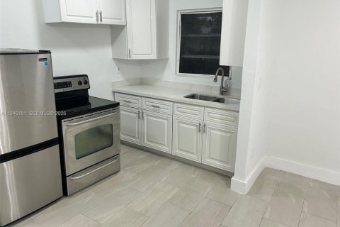 House in Miami, Florida 2 bedrooms, 42.74 sq.m. № 2002650 - photo 12